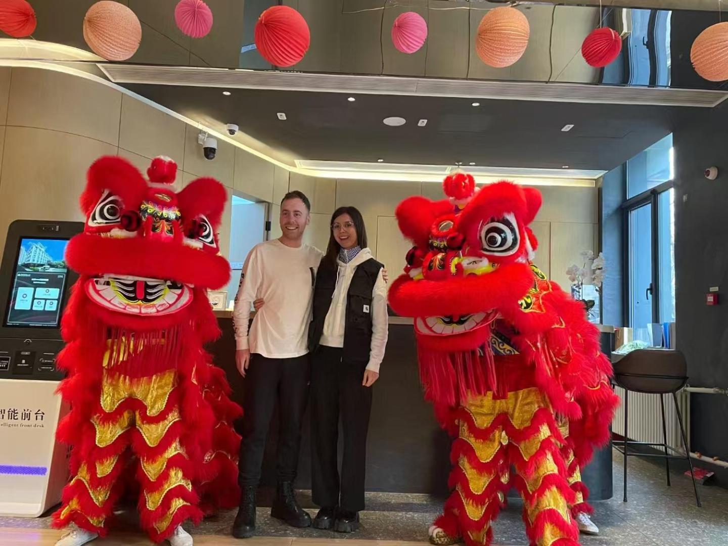 Base-beijing Sanlitun Serviced Apartment-close To Forbidden City, Tian'anmen Square &bike &subway Line 2&3&17 &free Coffee &washing Machine, Kitchen &english Speaking &high Speed Free Wifi &robot Peking (Beijing)